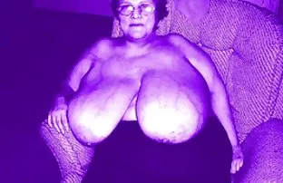 XXX સોનેરી વાળ કાળા ઘૂંટણ Shalit પર કેમેરા