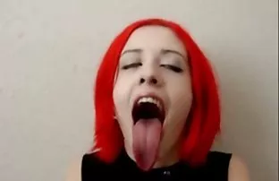 XXX Fucks અને cums ગર્દભ માં પ્રખર કાળા વાળ વાળી છોકરી