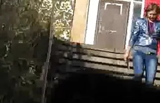 XXX ઝોક સભ્ય મૂર્ખ સોનેરી બહાર