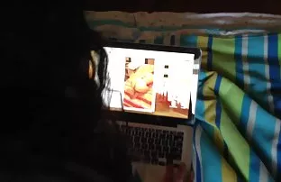 XXX માનનીય સુંદર યુવતી દર્શાવે નગ્ન શરીર