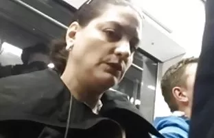 XXX એક વ્યક્તિ fucked સુંદર સોનેરી અને કાળી.