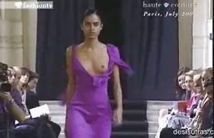 XXX મોમ ગ્રેટ નીચે પડી ગયા પર તેમના સુંદર પુત્રી