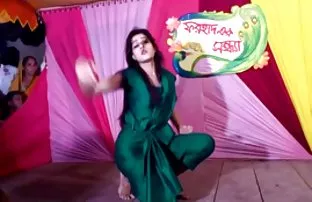 XXX કામોત્તેજક સુંદરતા fucked અને વિર્ય નીકાળવુ તેના પર ચશ્મા
