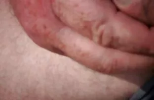 XXX સફેદ Fucks યુવાન mulatto ફ્લોર પર