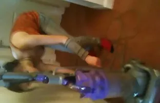 XXX સેક્સી સોનેરી Masturbates રસોડામાં