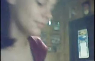 XXX યુવાન પુરુષ Fucks શ્યામા એક સુખદ વાતાવરણ