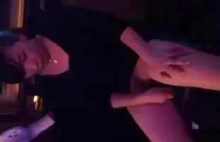 XXX સુંદર સેક્સ સાથે એક મોહક છોકરી માં ઘૂંટણ
