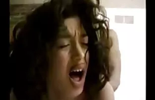 XXX Fucked આ ગર્દભ માં મોહક છોકરી ઘૂંટણ