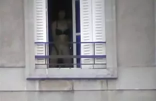 XXX એક મોટા કાળા બેરલ માં ગુલાબી છિદ્ર