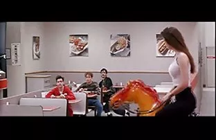 XXX રસદાર સફેદ કૂતરી suck એક મોટો કાળો લોડો