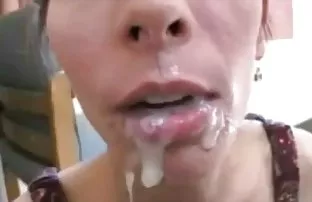 XXX આપ્યો વેચાણ એક પુખ્ત સોનેરી અને fucked