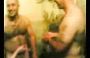 XXX આ Negro ખેંચાય તેના પર કાળો લોડો pyshnenko સફેદ ત્વચા