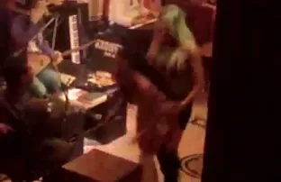 XXX બેશરમ વ્યક્તિ વેચી તેની ગર્લ ફ્રેન્ડ.