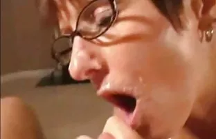 XXX સામે એક મિત્ર Fucks કૂતરી મોટા બોબલા વાળી મહિલા